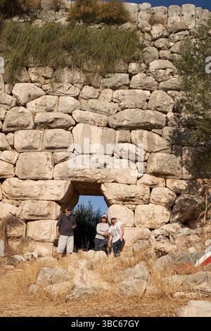 Drei ältere Touristen stehen vor dem antiken Aquädukt auf dem Lykischen Weg in der Türkei Stockfoto