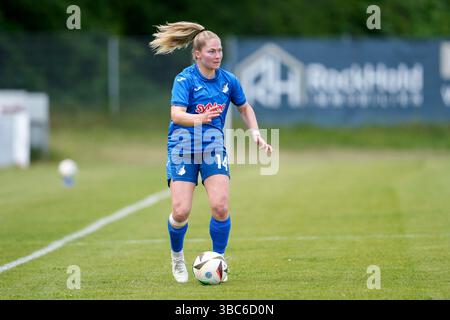 St. Leon Rot, Deutschland. Mai 2025. Nadine Bitzer (TSG II, 14), am Ball, Freisteller, Ganzkörper, Einzelbild, Einzelfoto, Aktion, 18.05.2025, St. Leon-Rot (Deutschland), Fussball, Frauen, Regionalliga Süd, TSG 1899 Hoffenheim U20 - Eintracht Frankfurt U19, 18.05.2025, St. Leon-Rot (Deutschland), Fussball, Frauen, REGIONALLIGA SÜD, TSG 1899 HOFFENHEIM U20 - EINTRACHT FRANKFURT U19, DFB/DFL-VORSCHRIFTEN VERBIETEN DIE VERWENDUNG VON FOTOGRAFIEN ALS BILDSEQUENZEN UND/ODER QUASI-VIDEO. Quelle: dpa/Alamy Live News Stockfoto