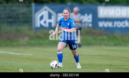 St. Leon Rot, Deutschland. Mai 2025. Nadine Bitzer (TSG II, 14), am Ball, Freisteller, Ganzkörper, Einzelbild, Einzelfoto, Aktion, 18.05.2025, St. Leon-Rot (Deutschland), Fussball, Frauen, Regionalliga Süd, TSG 1899 Hoffenheim U20 - Eintracht Frankfurt U19, 18.05.2025, St. Leon-Rot (Deutschland), Fussball, Frauen, REGIONALLIGA SÜD, TSG 1899 HOFFENHEIM U20 - EINTRACHT FRANKFURT U19, DFB/DFL-VORSCHRIFTEN VERBIETEN DIE VERWENDUNG VON FOTOGRAFIEN ALS BILDSEQUENZEN UND/ODER QUASI-VIDEO. Quelle: dpa/Alamy Live News Stockfoto