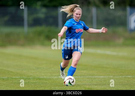 St. Leon Rot, Deutschland. Mai 2025. Nadine Bitzer (TSG II, 14), am Ball, Freisteller, Ganzkörper, Einzelbild, Einzelfoto, Aktion, 18.05.2025, St. Leon-Rot (Deutschland), Fussball, Frauen, Regionalliga Süd, TSG 1899 Hoffenheim U20 - Eintracht Frankfurt U19, 18.05.2025, St. Leon-Rot (Deutschland), Fussball, Frauen, REGIONALLIGA SÜD, TSG 1899 HOFFENHEIM U20 - EINTRACHT FRANKFURT U19, DFB/DFL-VORSCHRIFTEN VERBIETEN DIE VERWENDUNG VON FOTOGRAFIEN ALS BILDSEQUENZEN UND/ODER QUASI-VIDEO. Quelle: dpa/Alamy Live News Stockfoto