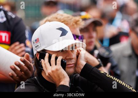 Indianapolis, Usa. Mai 2025. Andretti Global Teamfahrer Colton Herta spricht am Telefon während der Qualifikation für die NTT IndyCar Series 109. Lauf des Indianapolis 500 auf dem Indianapolis Motor Speedway am 17. Mai 2025 in Indianapolis, Indiana. Quelle: SOPA Images Limited/Alamy Live News Stockfoto