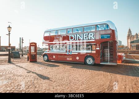 LIVERPOOL, VEREINIGTES KÖNIGREICH , 3. MAI 2025. Ein alter, roter Londoner Doppeldeckerbus, der als Café für Street Food am Albert Dock in Liverpool genutzt wird Stockfoto