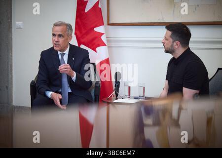 Rom. Mai 2025. Präsident Wolodymyr Zelenskyj trifft am 17. Mai 2025 in Rom mit Mark CARNEY (Premierminister Kanadas) zusammen. Arbeitsbesuch des Präsidenten und der First Lady in Italien und im Vatikan Credit:das Präsidialbüro der Ukraine Via/dpa/Alamy Live News Stockfoto