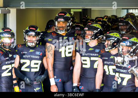 Stuttgart, Deutschland. Mai 2025. Europäische Fußballliga, elf/Frankfurt Galaxy AT. Stuttgart Surge am 18. Mai. 2025 , im Gazi-Stadion Stuttgart, Deutschland, die Spieler der Stuttgart Surge sind zum Einlauf ins Stadion bereit - DB # 27 Marko Vidackovic, DB # 29 Julian Ludwig Mayorga, WR # 18 Auriesus Minton, DL # 97 Leander Strathmann, WR # 10 Dr. Florian Lengauer, LB # 47 Nikolas Knoblauch. Frank Baumert/Alamy Live News Stockfoto