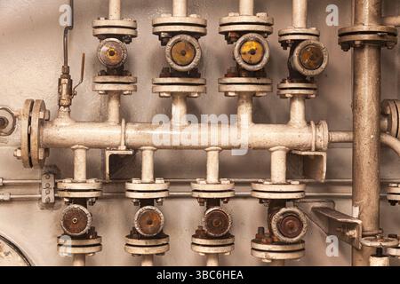 Ventilsystem mit Rohren im Maschinenraum am Behälter. Stockfoto