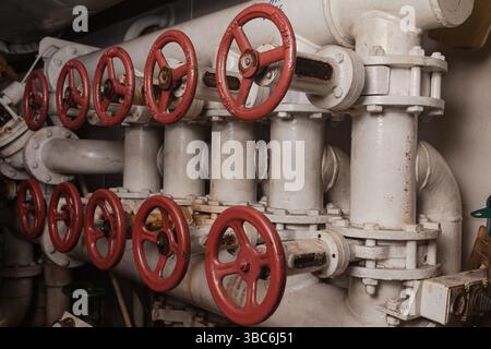Ventilsystem mit Rohren im Maschinenraum am Behälter. Stockfoto