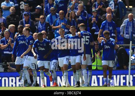 Goodison Park, Liverpool, Großbritannien. Mai 2025. Premier League Football, Everton gegen Southampton; Everton Spieler feiern ihr Seitentor für 2-0, das Iliman Ndiaye am Ende des ersten Lochs erzielte. Credit: Action Plus Sports/Alamy Live News Stockfoto