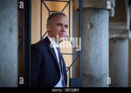 Rom, Italien. Mai 2025. Der kanadische Premierminister Mark Carney wartet auf die Begrüßung des ukrainischen Präsidenten Wolodymyr Zelenskyj zu einem bilateralen Treffen am 17. Mai 2025 in Rom, Italien. Die beiden trafen sich, bevor sie an der Eröffnungsmesse für Papst Leo XIV. Auf dem Petersplatz teilnahmen. Kredit: Ukrainischer Ratsvorsitz/Pressestelle Des Ukrainischen Präsidenten/Alamy Live News Stockfoto