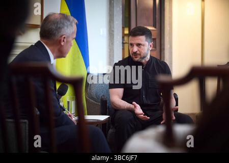 Rom, Italien. Mai 2025. Der ukrainische Präsident Wolodymyr Zelenskyj, rechts, kommentiert den kanadischen Premierminister Mark Carney, links, während eines bilateralen Treffens am 17. Mai 2025 in Rom. Die beiden trafen sich, bevor sie an der Eröffnungsmesse für Papst Leo XIV. Auf dem Petersplatz teilnahmen. Kredit: Ukrainischer Ratsvorsitz/Pressestelle Des Ukrainischen Präsidenten/Alamy Live News Stockfoto