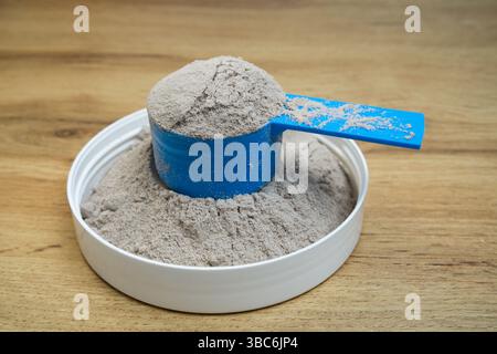 Molkenproteinpulver in einer Messlöffel Nahaufnahme Stockfoto