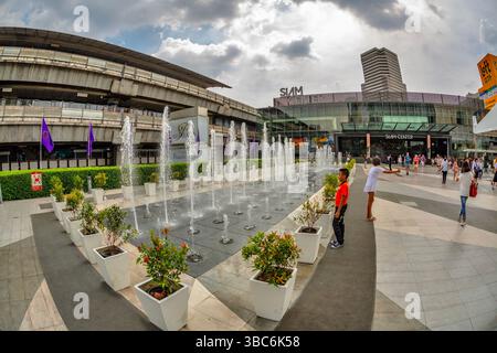 BANGKOK, THAILAND - 30. APRIL 2015: Brunnen in der Nähe des Einkaufszentrums Siam Paragon. Dies ist eines der größten Einkaufszentren in Asien. Es enthält eine breite Ra Stockfoto