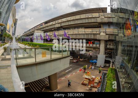 BANGKOK, THAILAND - 30. APRIL 2015: Brunnen in der Nähe des Einkaufszentrums Siam Paragon. Dies ist eines der größten Einkaufszentren in Asien. Es enthält eine breite Ra Stockfoto
