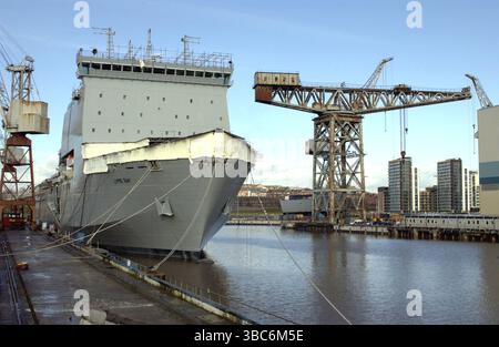 AJAXNETPHOTO. MÄRZ 2007. SCOTSTOUN, SCHOTTLAND - SCHIFFBAU IN GROSSBRITANNIEN - BAE SYSTEMS WERFT MIT RFA LYME BAY ANGEDOCKT. FOTO: JONATHAN EASTLAND/AJAX REF:D1X70703 0165 Stockfoto