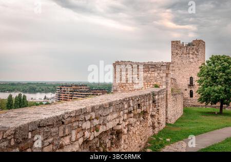 Die Mauern und die Befestigungsmauern der Oberstadt der Belgrader Festung mit der modernen Stadt und dem Zusammenfluss von Save und Donau. Stockfoto