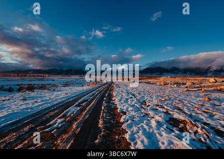 Winterberglandschaft mit Feldweg in Asien Stockfoto