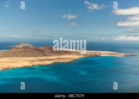 Blick vom Mirador del Rio auf die Insel La Graciosa, die zu Lanzarote, Kanarien, Spanien gehört Stockfoto