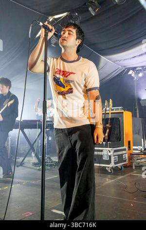 Brighton, Stadt Brighton & Hove, East Sussex, Großbritannien. Brighton ist Gastgeber des jährlichen Musikfestivals The Great Escape. Dieses 4-tägige Festival mit etablierten und aufstrebenden Acts, die an mehreren Orten auftreten. Hier spielen Werbungen am Deep End TGE Beach. Mai 2025 David Smith/Alamy Stockfoto