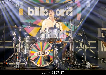 Brighton, Stadt Brighton & Hove, East Sussex, Großbritannien. Brighton ist Gastgeber des jährlichen Musikfestivals The Great Escape. Dieses 4-tägige Festival mit etablierten und aufstrebenden Acts, die an mehreren Orten auftreten. Hier spielen Werbungen am Deep End TGE Beach. Mai 2025 David Smith/Alamy Stockfoto