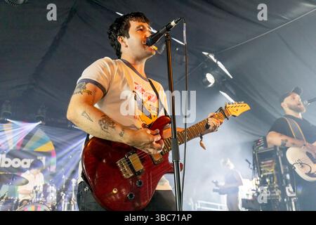 Brighton, Stadt Brighton & Hove, East Sussex, Großbritannien. Brighton ist Gastgeber des jährlichen Musikfestivals The Great Escape. Dieses 4-tägige Festival mit etablierten und aufstrebenden Acts, die an mehreren Orten auftreten. Hier spielen Werbungen am Deep End TGE Beach. Mai 2025 David Smith/Alamy Stockfoto