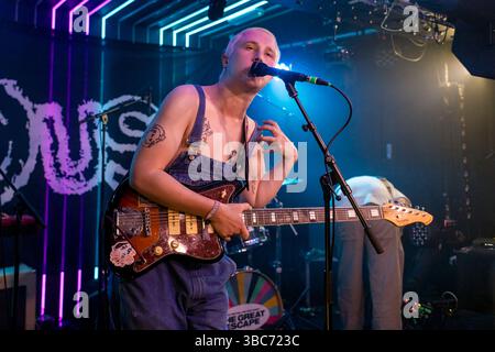 Brighton, Stadt Brighton & Hove, East Sussex, Großbritannien. Brighton ist Gastgeber des jährlichen Musikfestivals The Great Escape. Dieses 4-tägige Festival mit etablierten und aufstrebenden Acts, die an mehreren Orten auftreten. Hier spielen ideale Lebensformen bei Staub ab. 17. Mai 2025 David Smith/Alamy Stockfoto