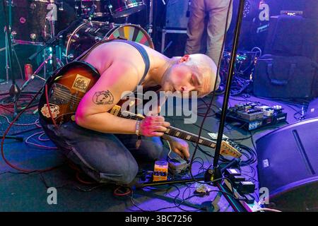 Brighton, Stadt Brighton & Hove, East Sussex, Großbritannien. Brighton ist Gastgeber des jährlichen Musikfestivals The Great Escape. Dieses 4-tägige Festival mit etablierten und aufstrebenden Acts, die an mehreren Orten auftreten. Hier spielen ideale Lebensformen bei Staub ab. 17. Mai 2025 David Smith/Alamy Stockfoto