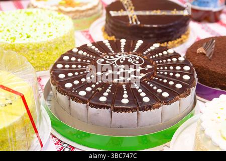 Wunderschöne Kuchen auf dem Markt. Essen Stockfoto