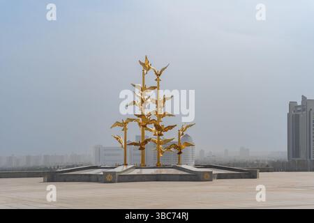Aschgabat, Turkmenistan, Denkmal für die Verfassung Turkmenistans, Teil des Taubenkomplexes des Friedens Stockfoto