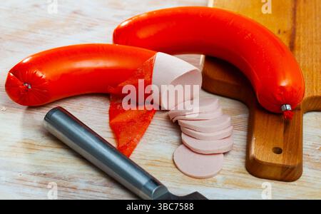 Mortadela Wurst in Scheiben geschnitten auf einer Holzoberfläche Stockfoto