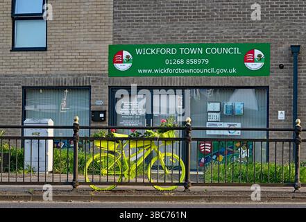 18. Mai 2025. Wickford in Bloom. Fahrradblumen vor den Büros des Stadtrats von Wickford in der London Road, Wickford, Essex. UK. Stockfoto