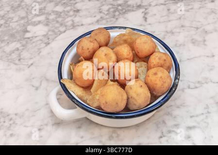 Die Krokette, der kleine, cremige Brocken in eine knusprige, goldene Kruste gewickelt, ist viel mehr als eine einfache Tapa oder Vorspeise Stockfoto