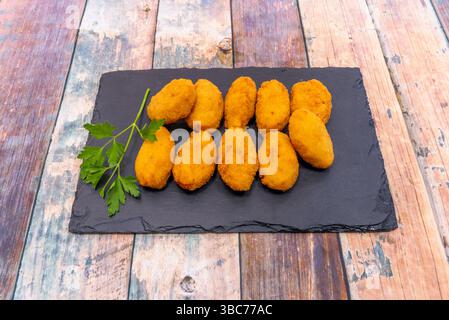 Krokette nimmt zu viel Öl auf und wird fettig. Das perfekte Frittieren sorgt für eine knusprige Außenschicht und ein cremiges, warmes Innenleben. Stockfoto