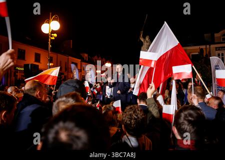 Taarnobrzeg, Polen, 18. Mai 2025. Rafal Trzaskowski, Bürgermeister von Warschau und Kandidat für das Amt des polnischen Präsidenten der Partei der Bürgerplattform, die die Regierung innehat, spricht während der Wahlkundgebung kurz nach einer Wahlnacht mit der Öffentlichkeit, in der ihm die Wahlabstimmungen aus dem Wahlausgang eine nervige Siegerposition in der ersten Runde der Wahl bescherten. In der ersten Runde wurde nicht entschieden, wer Präsident des Landes werden soll, da kein Kandidat die 50%-Mehrheit übergab. Zwei Siegerkandidaten von 13 – Rafal Trzaskowski und Karol Nawrocki zogen am 1. Juni in die zweite Runde. Quelle: Dominika Zarzycka/Alamy Live News Stockfoto