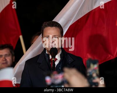Taarnobrzeg, Polen, 18. Mai 2025. Rafal Trzaskowski, Bürgermeister von Warschau und Kandidat für das Amt des polnischen Präsidenten der Partei der Bürgerplattform, die die Regierung innehat, spricht während der Wahlkundgebung kurz nach einer Wahlnacht mit der Öffentlichkeit, in der ihm die Wahlabstimmungen aus dem Wahlausgang eine nervige Siegerposition in der ersten Runde der Wahl bescherten. In der ersten Runde wurde nicht entschieden, wer Präsident des Landes werden soll, da kein Kandidat die 50%-Mehrheit übergab. Zwei Siegerkandidaten von 13 – Rafal Trzaskowski und Karol Nawrocki zogen am 1. Juni in die zweite Runde. Quelle: Dominika Zarzycka/Alamy Live News Stockfoto
