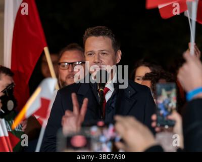 Taarnobrzeg, Polen, 18. Mai 2025. Rafal Trzaskowski, Bürgermeister von Warschau und Kandidat für das Amt des polnischen Präsidenten der Partei der Bürgerplattform, die die Regierung innehat, spricht während der Wahlkundgebung kurz nach einer Wahlnacht mit der Öffentlichkeit, in der ihm die Wahlabstimmungen aus dem Wahlausgang eine nervige Siegerposition in der ersten Runde der Wahl bescherten. In der ersten Runde wurde nicht entschieden, wer Präsident des Landes werden soll, da kein Kandidat die 50%-Mehrheit übergab. Zwei Siegerkandidaten von 13 – Rafal Trzaskowski und Karol Nawrocki zogen am 1. Juni in die zweite Runde. Quelle: Dominika Zarzycka/Alamy Live News Stockfoto