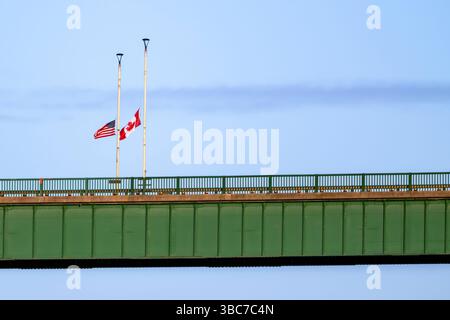 Die Grenze zwischen Kanada und den Vereinigten Staaten an der International Bridge hat ihre Fahnen am Mast 1/2, um den Verlust des Papstes zu betrauern Stockfoto