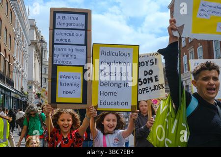 London, Großbritannien. Mai 2025. Heimpädagogen und ihre Familien, Lehrer und Vertreter religiöser Organisationen erhoben Einwände gegen den vorgeschlagenen Children's Well and Schools Bill, indem sie in Westminster einen marsch und eine Kundgebung veranstalteten, in der sie Bedenken hinsichtlich der zunehmenden staatlichen Befugnisse hatten, die die Verabschiedung der Leglislation mit sich bringen würde. Quelle: Eleventh Photography/Alamy Live News Stockfoto