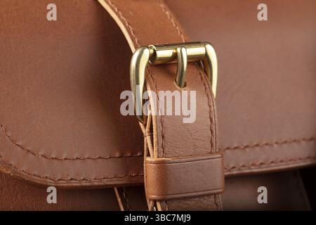 Teil einer braunen Tasche aus echtem Leder mit Metallverschluss Stockfoto