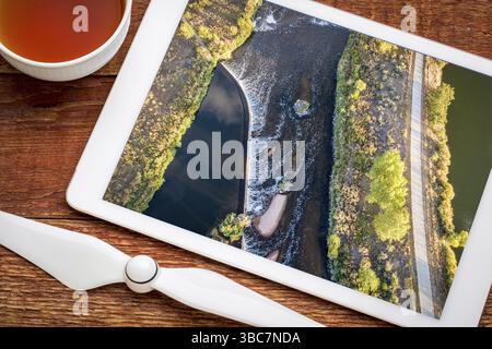 Wasserumleitungsdamm am South Platte River und ein Radweg im Norden Colorados – eine Luftaufnahme auf einem digitalen Tablet Stockfoto