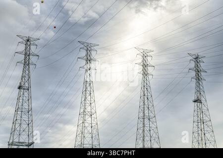 Stromleitungen und Pylonen gegen Wolkenhimmel in der Nähe von Kentucky Dam und Kraftwerk Stockfoto