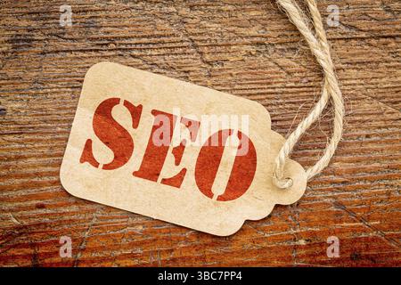 SEO - Suche Engine Optimierung Abkürzung auf einem Papier-Preis gegen rustikale Holz Stockfoto