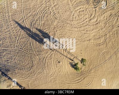 Fußspuren, Spuren und Schatten auf Sand in den North Sand Hills, dem einzigen Ort in Colorado, an dem man legal auf Sanddünen fahren kann – aus der Vogelperspektive Stockfoto