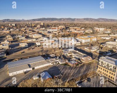 FORT COLLINS, CO, USA - 21. MÄRZ 2015: Aus der Vogelperspektive auf die Innenstadt von Fort Collins, Frühjahrslandschaft mit Morgenlicht Stockfoto