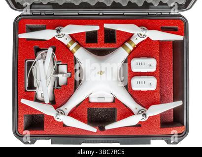 Fort Collins, CO, USA - 09. März 2016: DJI Phantom 3 Quadcopter-Drohne mit Propellern, Funksteuerung und Ersatzbatterien in einer wasserdichten Stockfoto