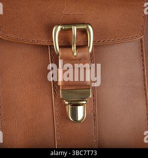 Teil einer braunen Tasche aus echtem Leder mit Metallverschluss Stockfoto