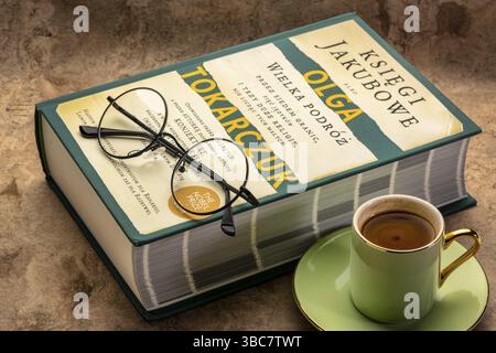Fort Collins, CO, USA - 8. März 2020: Die Bücher Jakobs (polnische Ausgabe), historischer Roman von Olga Tokarczuk mit Kaffee und Lesebrille - 2018 Stockfoto