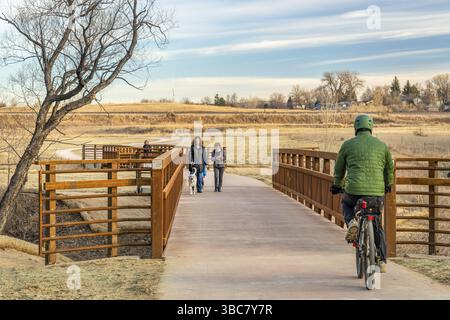 Fort Collins, CO, USA - 25. Dezember 2019 - an einem Weihnachtsnachmittag fahren und wandern die Menschen auf einem neu errichteten Radweg in Fort Collins Stockfoto