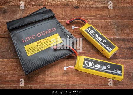 Fort Collins, CO, USA – 18. März 2015: LiPo-Batterien (Lithium-Polymer) werden in Drohnen und RC-Modellen mit Schutzladebeuteln verwendet Stockfoto