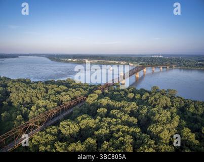 Die alte Kette Felsen Brücke über den Mississippi River in der Nähe von St. Louis - Luftbild aus Illinois Ufer Stockfoto