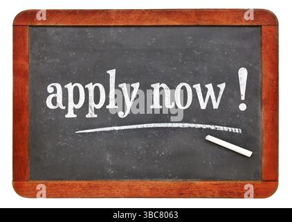 Jetzt bewerben – weißer Kreidetext auf einer Vintage-Schiefertafel Stockfoto