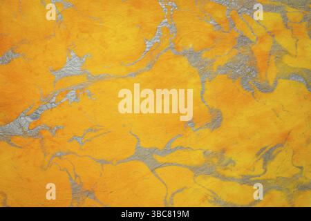 Hintergrund von strukturiertem handgemachtem Thai-Marmor-Mami-Maulbeerpapier mit einem zufälligen Muster Stockfoto